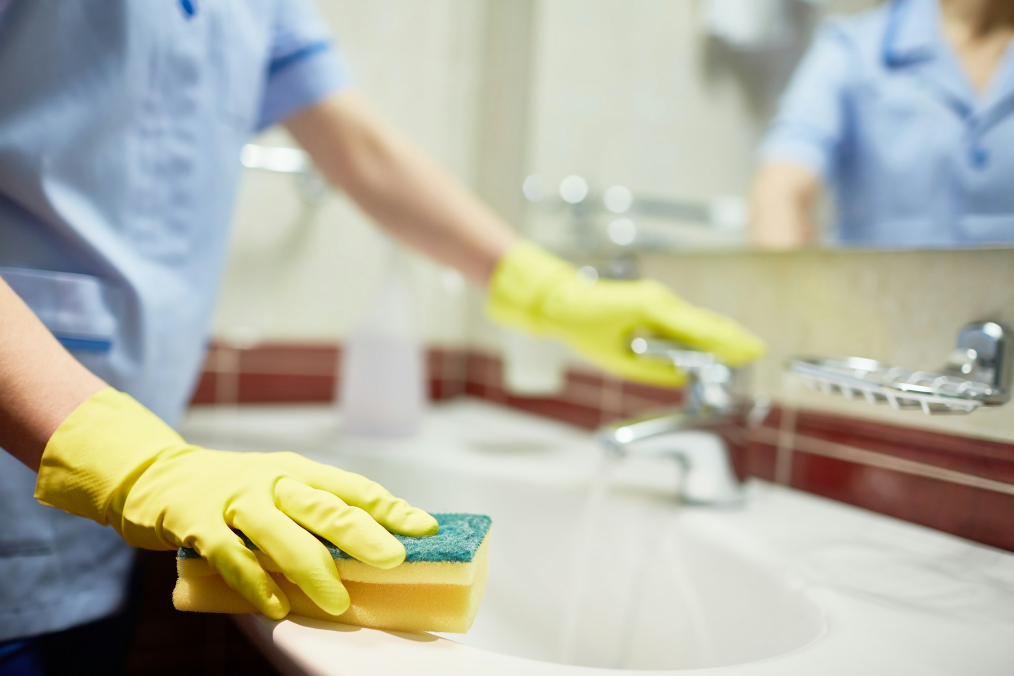 Cleaning sink with sponge